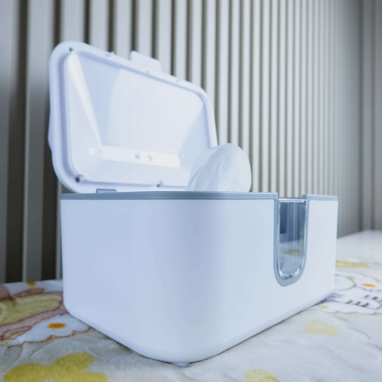 Calentador de toallitas húmedas Balia, diseño práctico con visor y esterilización UV para mantener toallitas húmedas.