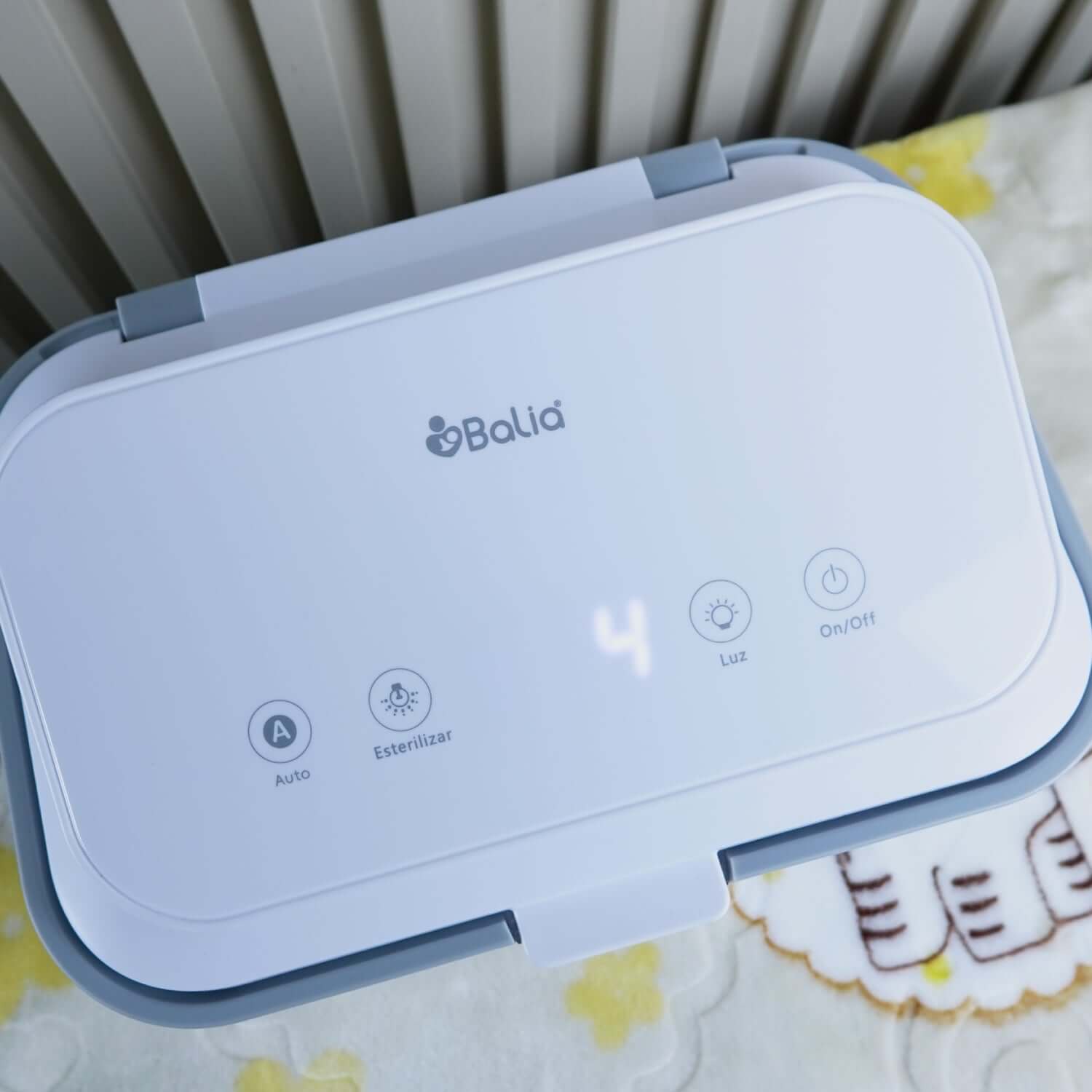 Calentador de toallitas húmedas Balia con panel de control y esterilización UV, ideal para bebés.