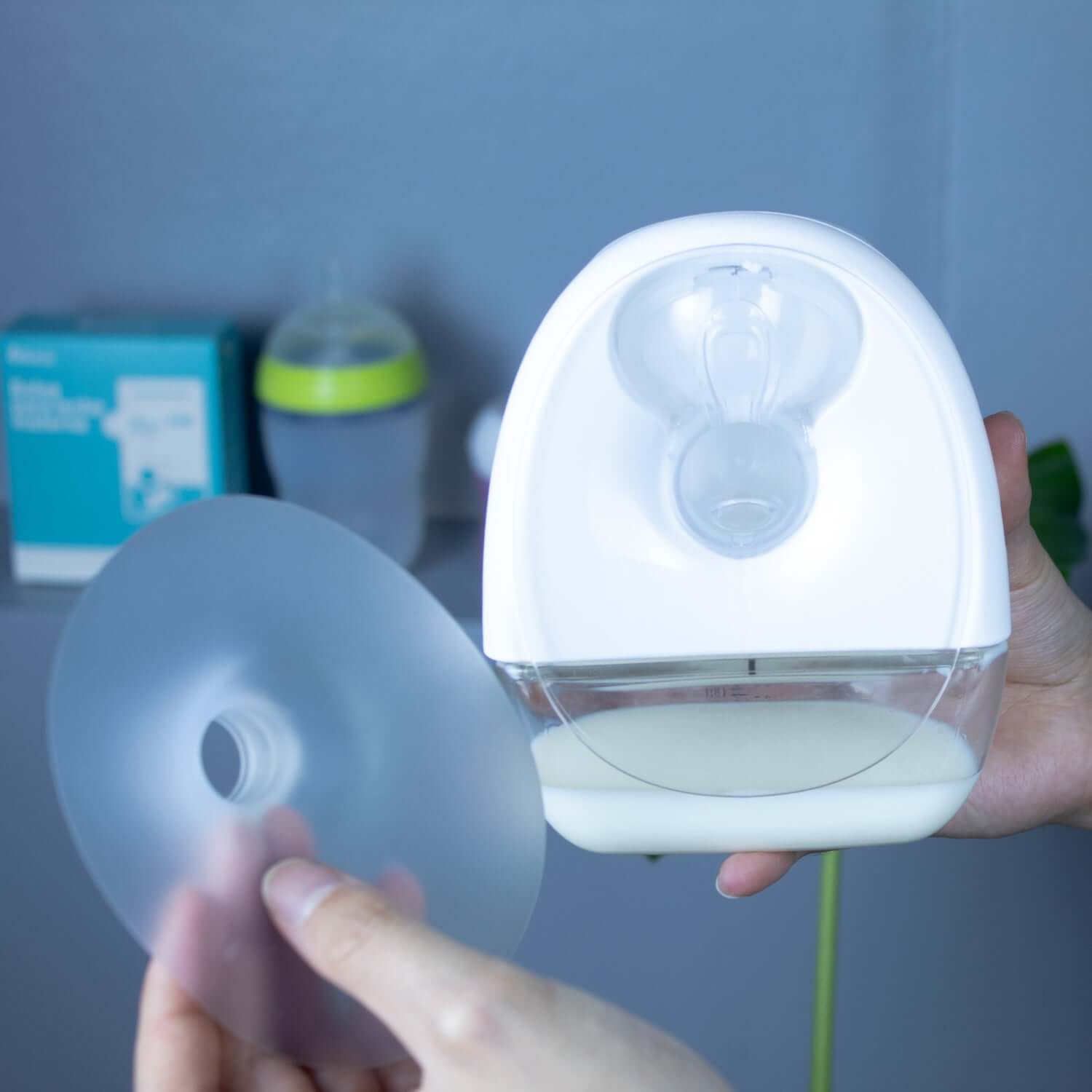 Extractor de leche inalámbrico Balia, eficiente y liviano para mamás activas.