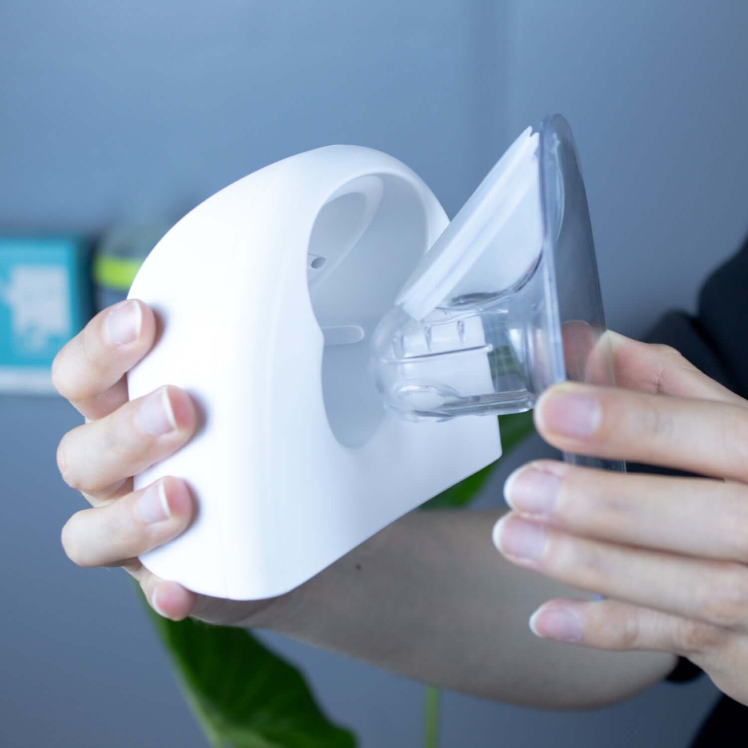 Extractor de leche inalámbrico Balia en mano, ideal para mamás activas y en movimiento.