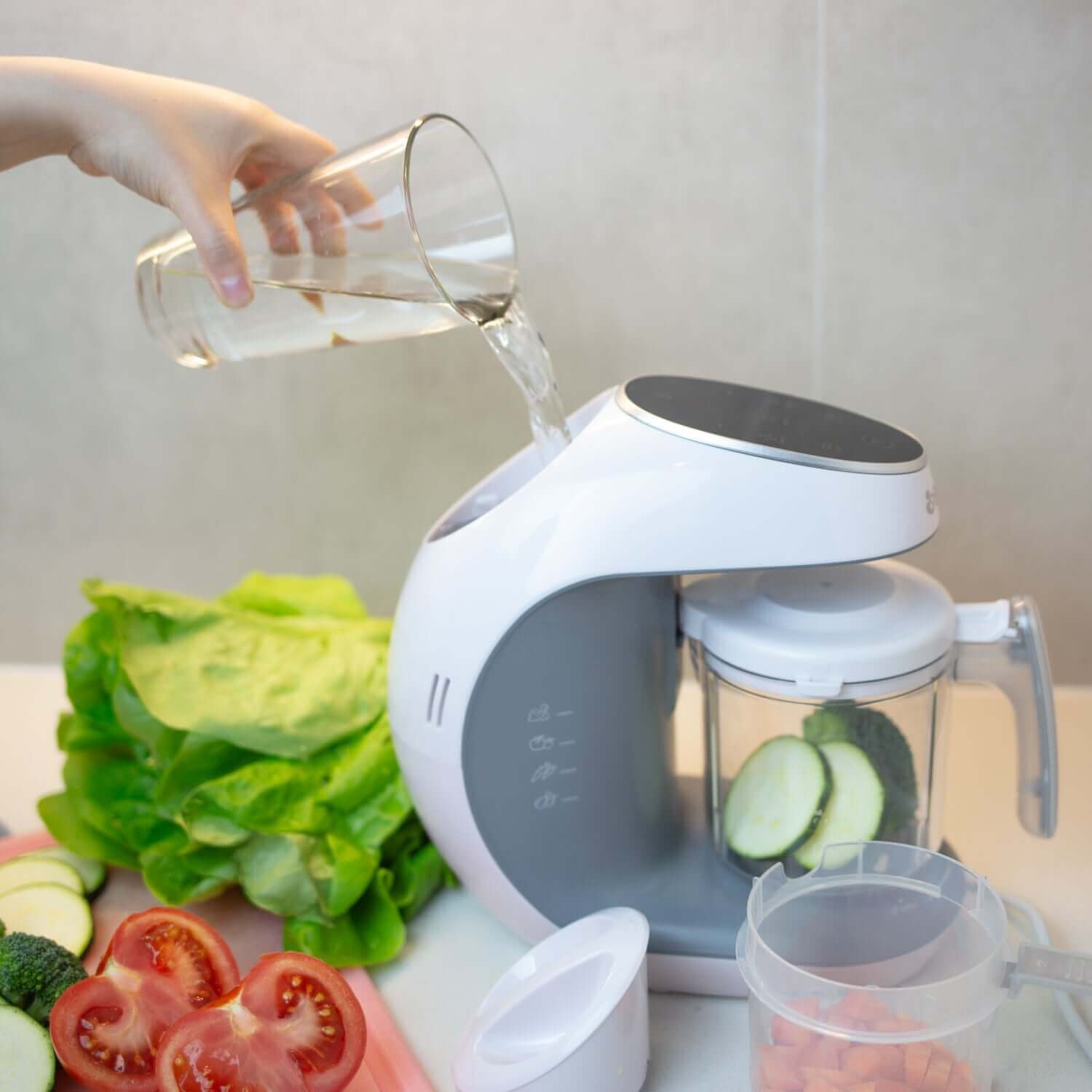 Procesadora de alimentos Multifuncional Balia en uso, preparando comidas saludables para bebés.